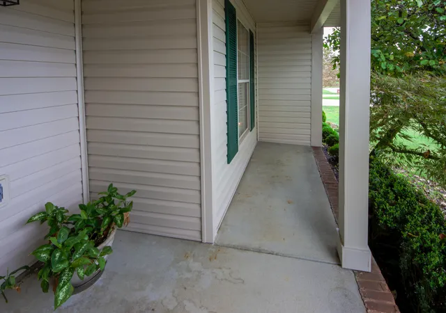 Photo 4 of Sale Pending at 285 Rose Dr, Winchester, KY 40391 | MLS# 26028699 | Listing updated on 2026-10-21