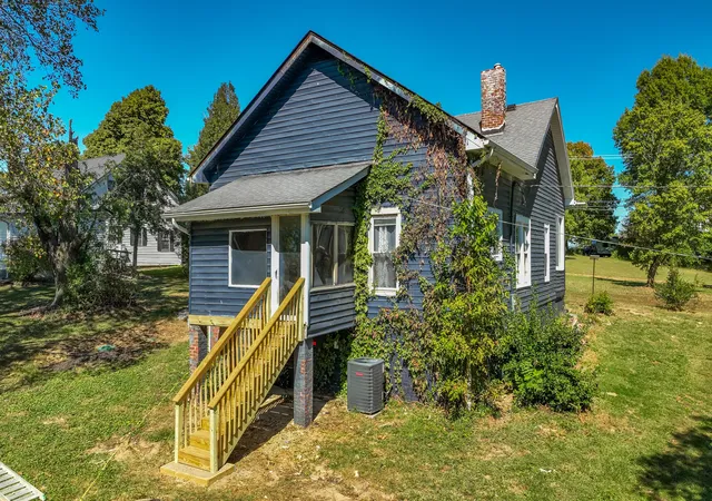 Photo 3 of Single family home for sale at 682 Copperhead Rd, Paint Lick, KY 40461 | MLS# 26027615 | Listing updated on 2026-10-13