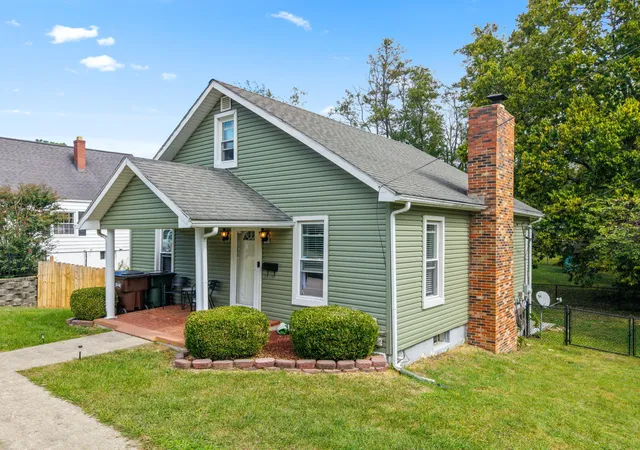 Photo 1 of Single family home for sale at 215 Antwerp Ave, Mount Sterling, KY 40353 | MLS# 26027613 | Listing updated on 2026-10-13