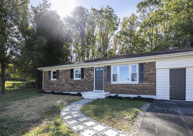 Photo 1 of Single family home for sale at 214 Center Dr, Winchester, KY 40391 | MLS# 26028269 | Listing updated on 2026-10-22