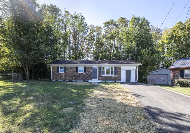 Photo 2 of Single family home for sale at 214 Center Dr, Winchester, KY 40391 | MLS# 26028269 | Listing updated on 2026-10-22
