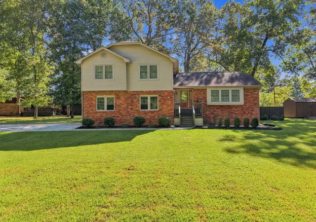 Photo 1 of Single family home for sale at 420 Oakland Cir, Paducah, KY 42003 | MLS# 26027658 | Listing updated on 2026-10-16