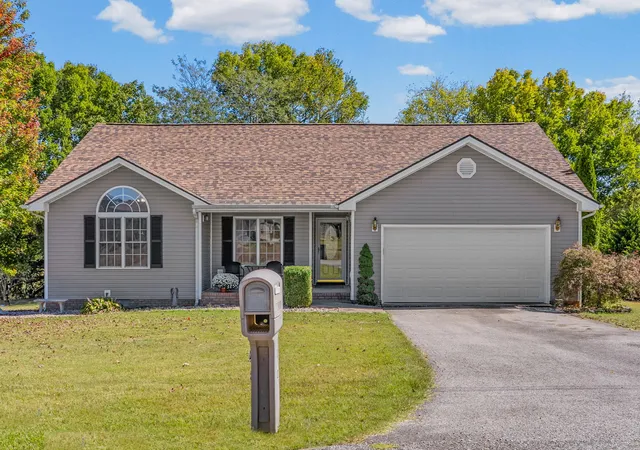 Photo 1 of Single family home for sale at 1810 Valley View Dr, Hopkinsville, KY 42240 | MLS# 26027668 | Listing updated on 2026-10-06