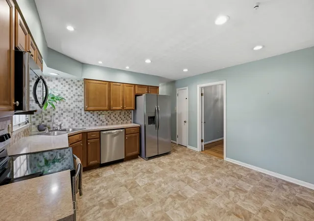 Photo 3 of Single family home for sale at 1046 Elmendorf Dr, Lexington, KY 40517 | MLS# 26027723 | Listing updated on 2026-10-23