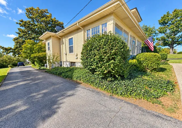 Photo 2 of Sale Pending at 618 Beaumont Ave, Harrodsburg, KY 40330 | MLS# 26027780 | Listing updated on 2026-10-13