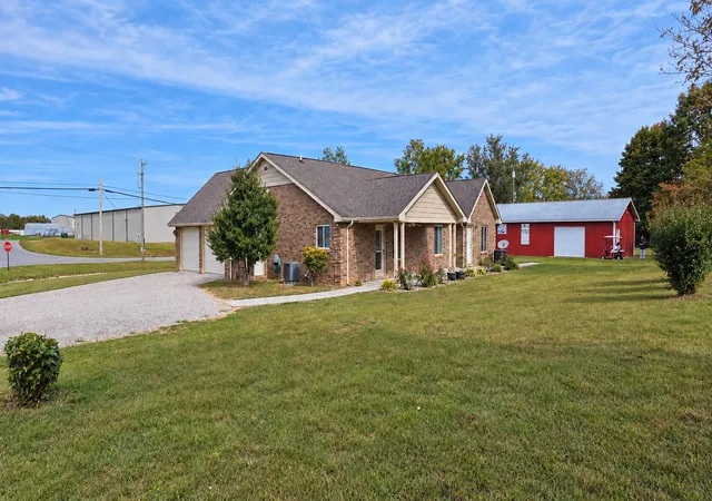 Photo 2 of Single family home for sale at 18 Shackle Rd, London, KY 40744 | MLS# 26028177 | Listing updated on 2026-10-13