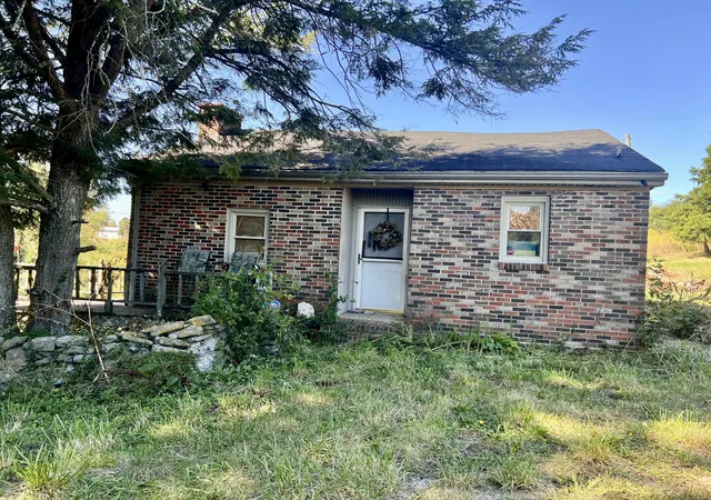 Photo 1 of Sale Pending at 1704 Pilot View Rd, Winchester, KY 40391 | MLS# 26028739 | Listing updated on 2026-10-16