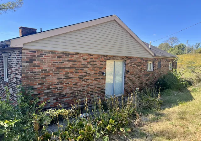 Photo 2 of Sale Pending at 1704 Pilot View Rd, Winchester, KY 40391 | MLS# 26028739 | Listing updated on 2026-10-16