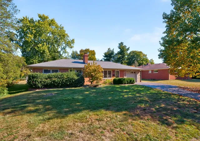 Photo 3 of Sale Pending at 351 Greenbriar Rd, Lexington, KY 40503 | MLS# 26027988 | Listing updated on 2026-10-13