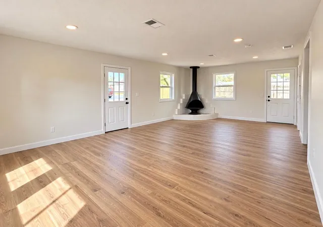 Photo 2 of Single family home for sale at 401 Sunset Dr, Lawrenceburg, KY 40342 | MLS# 26028131 | Listing updated on 2026-10-13