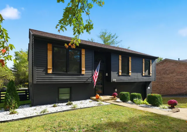 Photo 2 of Single family home for sale at 1864 Farmview Dr, Lexington, KY 40515 | MLS# 26028161 | Listing updated on 2026-10-20