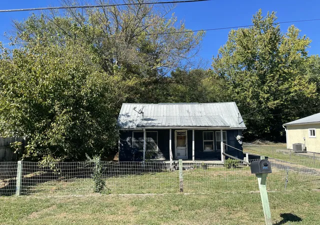 Single family home for sale at 404 Broadway St, Somerset, KY 42501 | MLS# 26028102