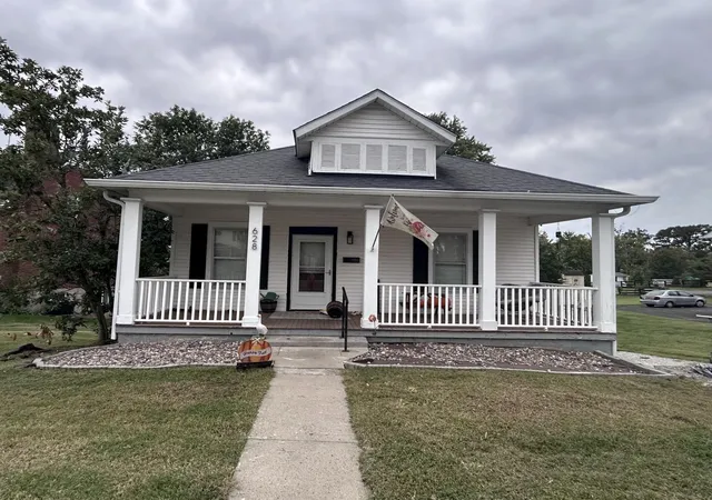 Single family home for sale at 628 Beaumont Ave, Harrodsburg, KY 40330 | MLS# 26028247