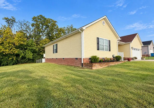Photo 3 of Sale Pending at 464 Cresthill Dr, Harrodsburg, KY 40330 | MLS# 26028229 | Listing updated on 2026-10-18