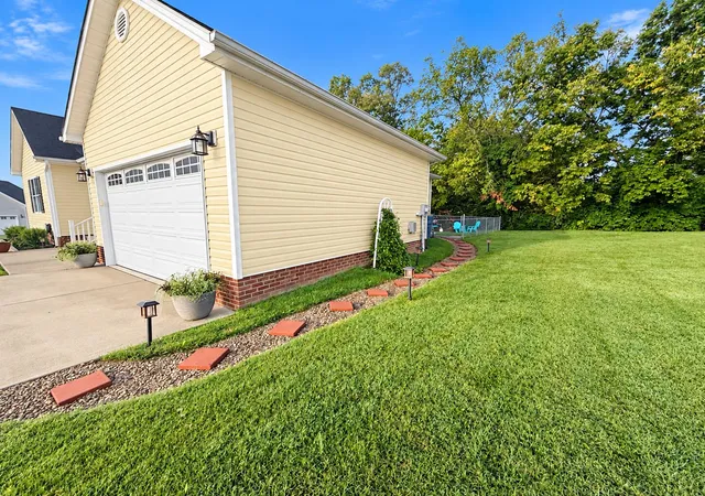 Photo 3 of Sale Pending at 464 Cresthill Dr, Harrodsburg, KY 40330 | MLS# 26028229 | Listing updated on 2026-10-18