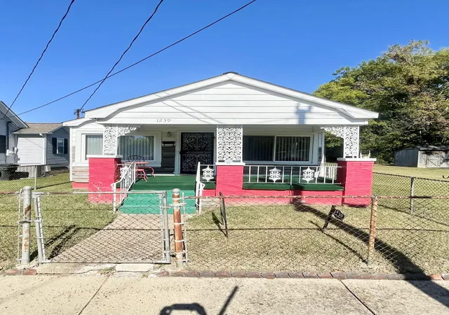 Photo 2 of Single family home for sale at 1239 Harrison St, Paducah, KY 42001 | MLS# 26028181 | Listing updated on 2026-10-23