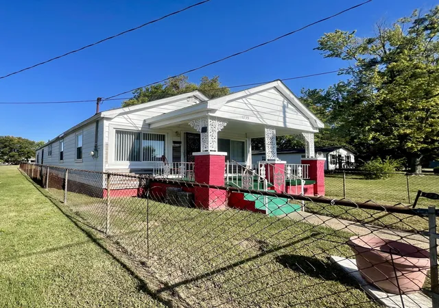Photo 3 of Single family home for sale at 1239 Harrison St, Paducah, KY 42001 | MLS# 26028181 | Listing updated on 2026-10-23