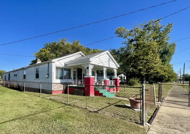 Photo 4 of Single family home for sale at 1239 Harrison St, Paducah, KY 42001 | MLS# 26028181 | Listing updated on 2026-10-23