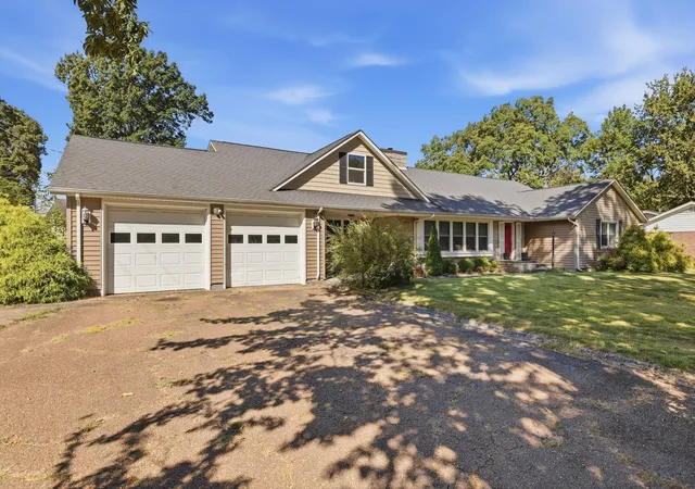 Photo 3 of Single family home for sale at 711 Pryor St, Mayfield, KY 42066 | MLS# 26028216 | Listing updated on 2026-10-13