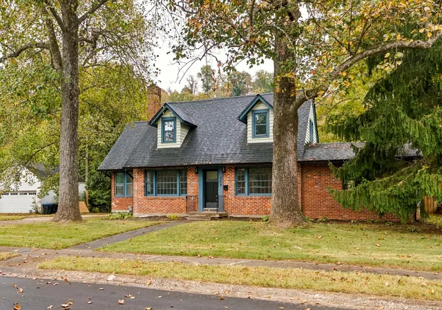 Photo 3 of Single family home for sale at 307 Paul Sawyier Dr, Frankfort, KY 40601 | MLS# 26028971 | Listing updated on 2026-10-20