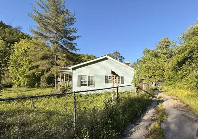 Photo 1 of Single family home for sale at 1199 E 221 Highway, Bledsoe, KY 40810 | MLS# 26028285 | Listing updated on 2026-10-13