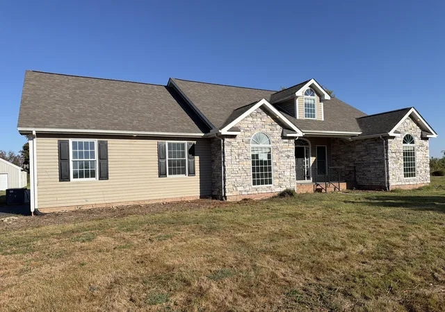 Photo 2 of Single family home for sale at 220 S Old Madisonville St, Crofton, KY 42217 | MLS# 26028392 | Listing updated on 2026-10-15