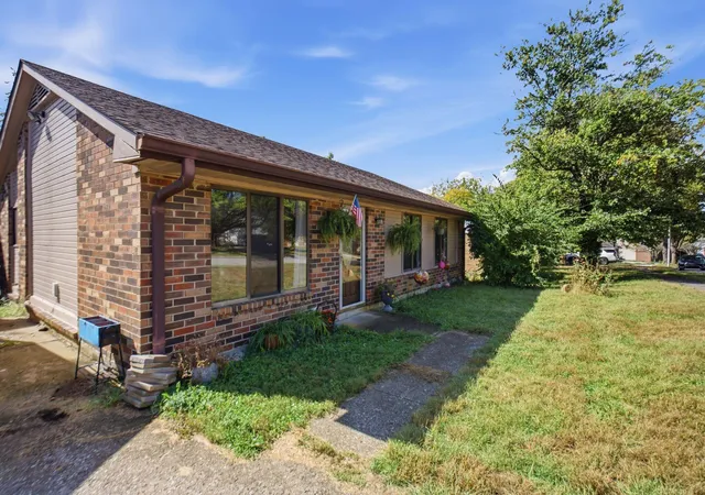 Photo 3 of Sale Pending at 3481 Featheridge Dr, Lexington, KY 40515 | MLS# 26028298 | Listing updated on 2026-10-16
