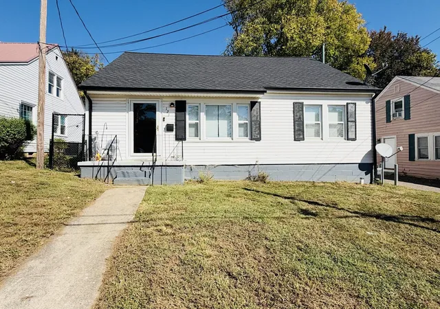 Single family home for sale at 123 E 9th Street, Paris, KY 40361 | MLS# 26028312