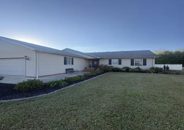 Single family home for sale at 321 Chadwick Dr, Paducah, KY 42003 | MLS# 26028381