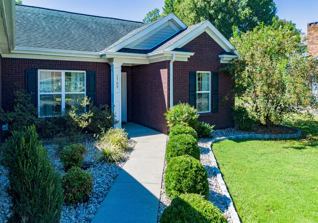 Photo 1 of Sale Pending at 1709 Holiday Dr, Murray, KY 42071 | MLS# 26028372 | Listing updated on 2026-10-16