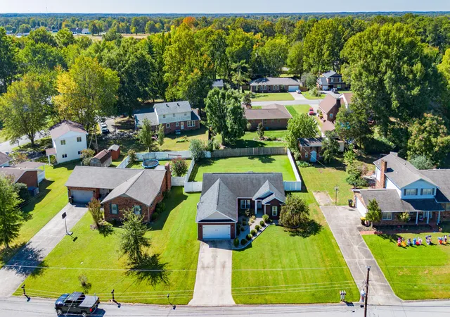 Photo 2 of Sale Pending at 1709 Holiday Dr, Murray, KY 42071 | MLS# 26028372 | Listing updated on 2026-10-16