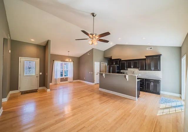 Photo 3 of Sale Pending at 1709 Holiday Dr, Murray, KY 42071 | MLS# 26028372 | Listing updated on 2026-10-16