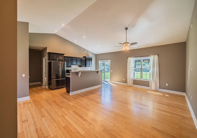 Photo 4 of Sale Pending at 1709 Holiday Dr, Murray, KY 42071 | MLS# 26028372 | Listing updated on 2026-10-16