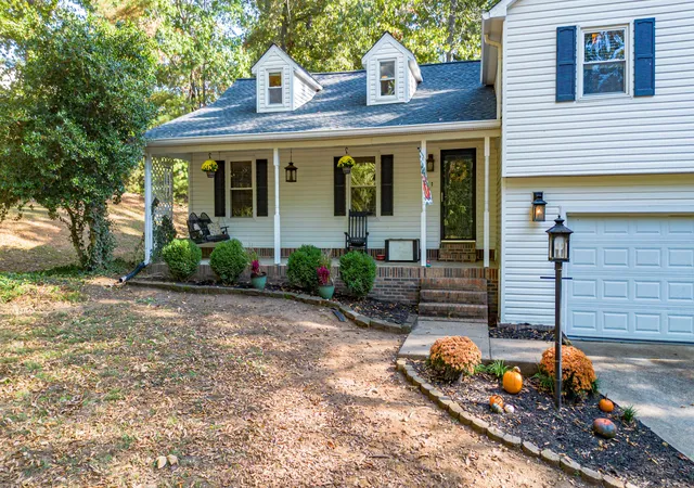 Photo 2 of Single family home for sale at 222 Sir Charles Ct, Calvert City, KY 42029 | MLS# 26028652 | Listing updated on 2026-10-19