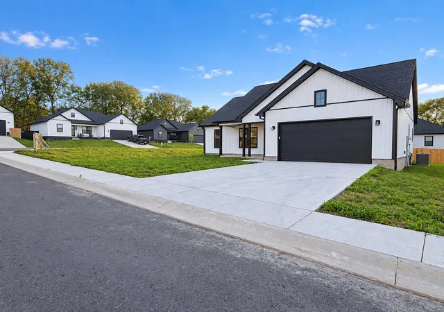 Photo 1 of Single family home for sale at 484 Pinehurst Way, Harrodsburg, KY 40330 | MLS# 26028603 | Listing updated on 2026-10-20