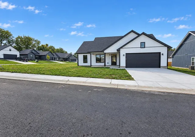Photo 2 of Single family home for sale at 484 Pinehurst Way, Harrodsburg, KY 40330 | MLS# 26028603 | Listing updated on 2026-10-20