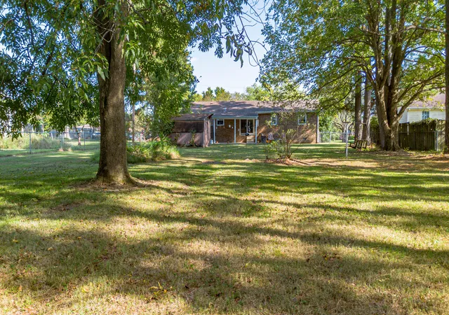 Photo 2 of Single family home for sale at 2025 Steve Dr, Paducah, KY 42003 | MLS# 26028862 | Listing updated on 2026-10-19