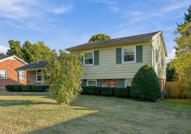 Photo 3 of Single family home for sale at 864 Pinkney Dr, Lexington, KY 40504 | MLS# 26028535 | Listing updated on 2026-10-15