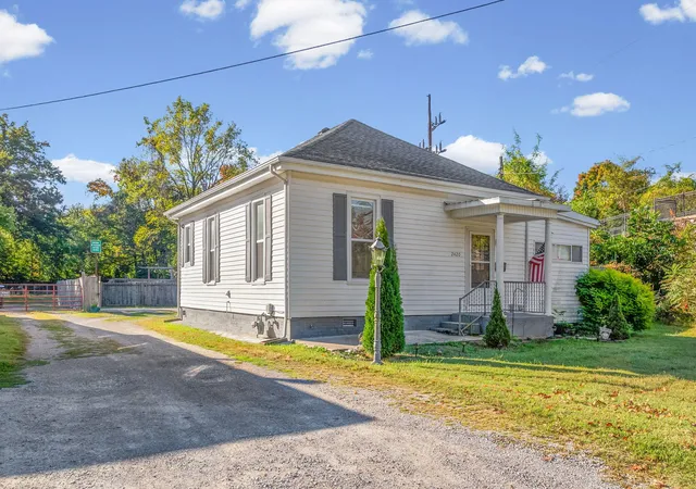 Photo 1 of Single family home for sale at 2420 S Main St, Hopkinsville, KY 42240 | MLS# 26028519 | Listing updated on 2026-10-14