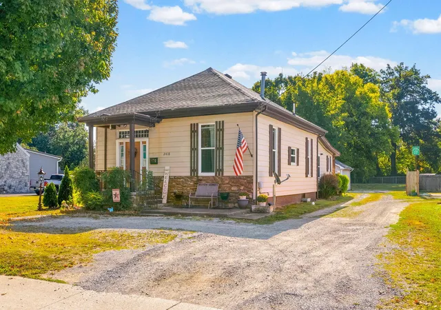 Photo 1 of Single family home for sale at 2418 S Main St, Hopkinsville, KY 42240 | MLS# 26028521 | Listing updated on 2026-10-14