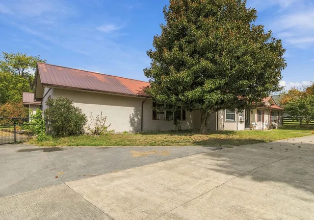 Photo 1 of Single family home for sale at 280 E Cumberland Ave, Jamestown, KY 42629 | MLS# 26028545 | Listing updated on 2026-10-15