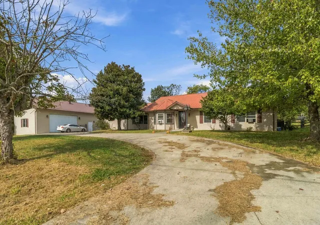 Photo 2 of Single family home for sale at 280 E Cumberland Ave, Jamestown, KY 42629 | MLS# 26028545 | Listing updated on 2026-10-15