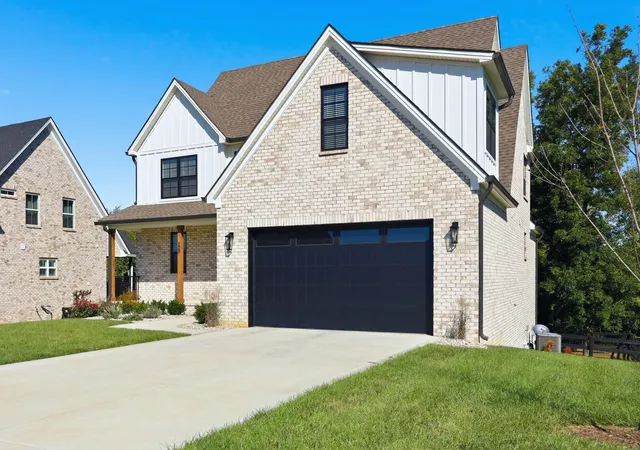 Photo 2 of Single family home for sale at 300 Morgan Leigh Ln, Nicholasville, KY 40356 | MLS# 26028563 | Listing updated on 2026-10-21