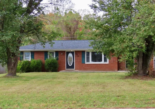Photo 1 of Sale Pending at 707 Parker Rd, London, KY 40741 | MLS# 26028559 | Listing updated on 2026-10-23