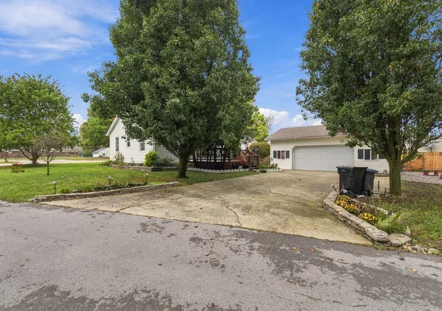 Photo 3 of Single family home for sale at 129 Rolling Acres Dr, Frankfort, KY 40601 | MLS# 26028661 | Listing updated on 2026-10-16