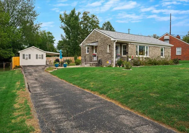 Photo 2 of Single family home for sale at 2206 Circle Dr, Lexington, KY 40505 | MLS# 26028656 | Listing updated on 2026-10-20