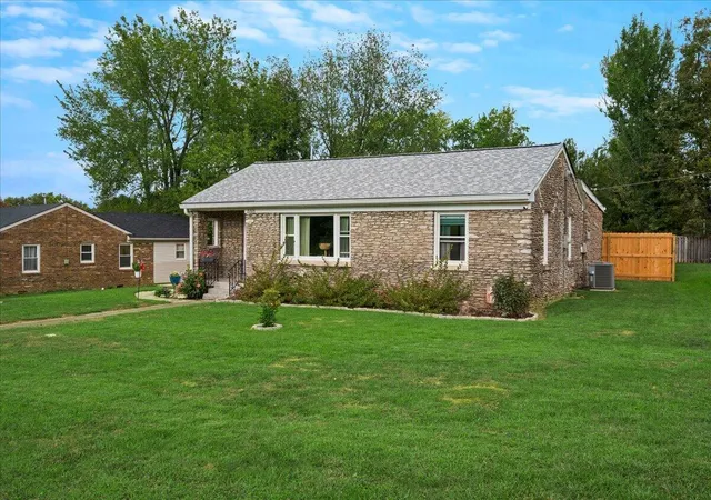 Photo 3 of Single family home for sale at 2206 Circle Dr, Lexington, KY 40505 | MLS# 26028656 | Listing updated on 2026-10-20