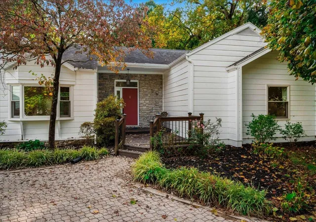 Photo 2 of Sale Pending at 190 Timberlane Ct, Nicholasville, KY 40356 | MLS# 26028698 | Listing updated on 2026-10-17