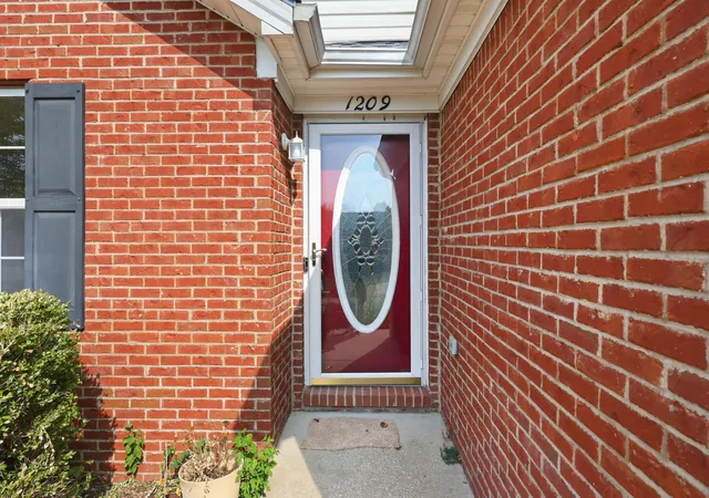 Photo 3 of Single family home for sale at 1209 Meadow Glen Dr, Frankfort, KY 40601 | MLS# 26028703 | Listing updated on 2026-10-16