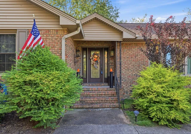 Photo 1 of Sale Pending at 1520 London Dr, Murray, KY 42071 | MLS# 26028721 | Listing updated on 2026-10-27